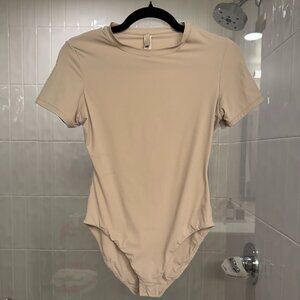 SKIMS Fits Everybody T-Shirt Bodysuit | Color Stone | Size M | Kim Kardashian